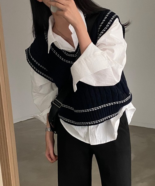 AMAJI(アマジ)の「ケーブルニット Vネック 配色切替 ニットベスト(ニット/セーター・レディース・ネイビー/ライトグレー・FREE)」の4枚目の写真