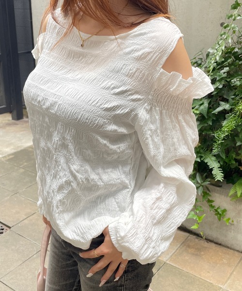 ROGER AND RAW(ロジャーアンドロウ)の「シャーリング肩開きパフスリーブブラウス(シャツ/ブラウス・レディース・ブラック/ホワイト・FREE)」の17枚目の写真