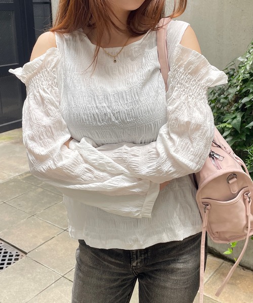 ROGER AND RAW(ロジャーアンドロウ)の「シャーリング肩開きパフスリーブブラウス(シャツ/ブラウス・レディース・ブラック/ホワイト・FREE)」の18枚目の写真