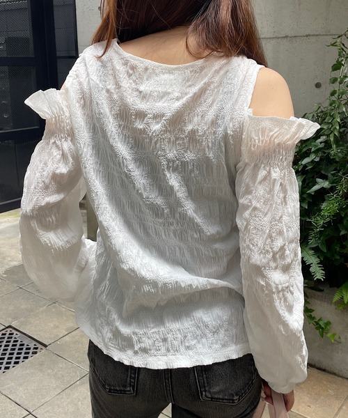 ROGER AND RAW(ロジャーアンドロウ)の「シャーリング肩開きパフスリーブブラウス(シャツ/ブラウス・レディース・ブラック/ホワイト・FREE)」の3枚目の写真