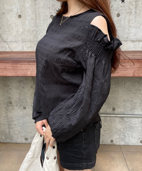 ROGER AND RAW(ロジャーアンドロウ)の「シャーリング肩開きパフスリーブブラウス(シャツ/ブラウス・レディース・ブラック/ホワイト・FREE)」の8枚目の写真