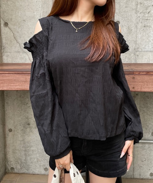 ROGER AND RAW(ロジャーアンドロウ)の「シャーリング肩開きパフスリーブブラウス(シャツ/ブラウス・レディース・ブラック/ホワイト・FREE)」の10枚目の写真