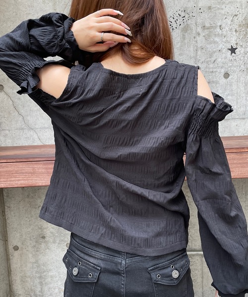 ROGER AND RAW(ロジャーアンドロウ)の「シャーリング肩開きパフスリーブブラウス(シャツ/ブラウス・レディース・ブラック/ホワイト・FREE)」の11枚目の写真