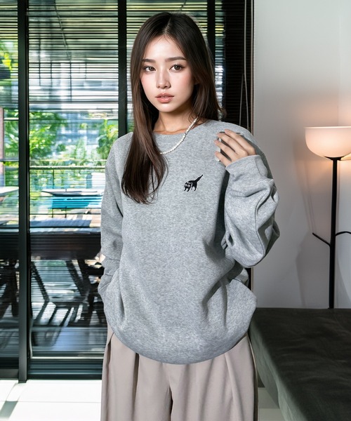 Chandelier(シャンデリア)の「ワンポイント刺繍 ふんわり裏起毛ゆったりスウェットトレーナー(スウェット・レディース・ホワイト系/ブラック/ホワイト系1/ブラック系/杢グレー/ブラック系1/ホワイト系2・L/LL/M)」の21枚目の写真