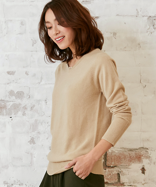 Pierrot（ピエロ）の「お家で洗えるカシミアタッチVネックニットチュニック（ニット/セーター・レディース・グレー/ベージュ/グリーン系その他/ネイビー/パープル/マスタード/オレンジ/アイボリー/ブラック/カーキ/ライトブルー/ピンクベージュ/ブラウン/グリーン/レッド/バーガンディー/インディゴブルー/グリーン系その他2/オレンジ系その他/オフホワイト/グリーン系その他3/レッド系その他/ブルーグリーン/ブラウン系その他/グレー系その他/ブラウン系その他3/ライトピンク/ブラウン系その他2/グレイッシュベージュ/ピンク系その他・L/M）」の11枚目の写真