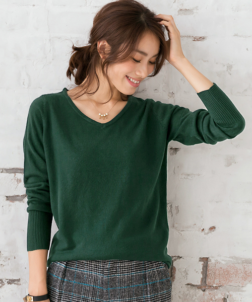 Pierrot（ピエロ）の「お家で洗えるカシミアタッチVネックニットチュニック（ニット/セーター・レディース・グレー/ベージュ/グリーン系その他/ネイビー/パープル/マスタード/オレンジ/アイボリー/ブラック/カーキ/ライトブルー/ピンクベージュ/ブラウン/グリーン/レッド/バーガンディー/インディゴブルー/グリーン系その他2/オレンジ系その他/オフホワイト/グリーン系その他3/レッド系その他/ブルーグリーン/ブラウン系その他/グレー系その他/ブラウン系その他3/ライトピンク/ブラウン系その他2/グレイッシュベージュ/ピンク系その他・L/M）」の15枚目の写真