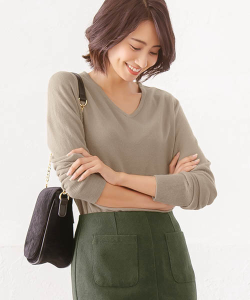 Pierrot（ピエロ）の「お家で洗えるカシミアタッチVネックニットチュニック（ニット/セーター・レディース・グレー/ベージュ/グリーン系その他/ネイビー/パープル/マスタード/オレンジ/アイボリー/ブラック/カーキ/ライトブルー/ピンクベージュ/ブラウン/グリーン/レッド/バーガンディー/インディゴブルー/グリーン系その他2/オレンジ系その他/オフホワイト/グリーン系その他3/レッド系その他/ブルーグリーン/ブラウン系その他/グレー系その他/ブラウン系その他3/ライトピンク/ブラウン系その他2/グレイッシュベージュ/ピンク系その他・L/M）」の12枚目の写真