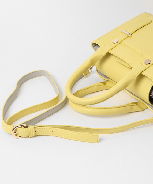 NATURAL BEAUTY BASIC（ナチュラルビューティーベーシック）の「バイカラーミニボックスショルダーバッグ（ショルダーバッグ・レディース・ベージュ/イエロー・ﾌﾘ-）」の4枚目の写真