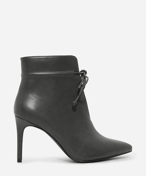 CHARLES & KEITH(チャールズ & キース)の「ポインテッドレースブーツ / POINTED LACED UP BOOTS(ブーツ・レディース・グレー/バーガンディー/ブラック・22.5cm/24.5cm/23cm/23.5cm/25cm)」の1枚目の写真