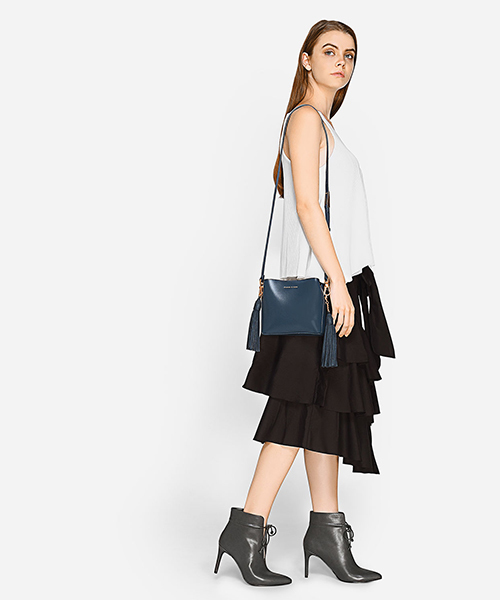CHARLES & KEITH(チャールズ & キース)の「ポインテッドレースブーツ / POINTED LACED UP BOOTS(ブーツ・レディース・グレー/バーガンディー/ブラック・22.5cm/24.5cm/23cm/23.5cm/25cm)」の14枚目の写真