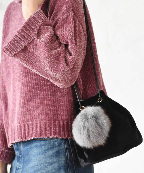 Luz Llena（ラズレナ）の「ボリュームファーチャーム付き巾着バッグ（ショルダーバッグ・レディース・アイボリー/ブラック・ﾌﾘ-）」の2枚目の写真