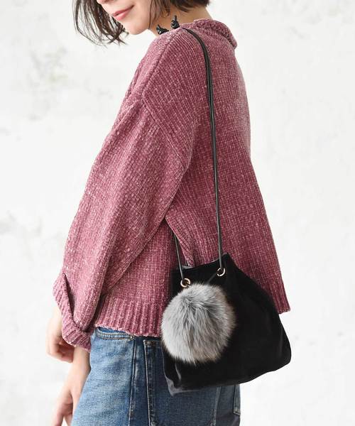 Luz Llena（ラズレナ）の「ボリュームファーチャーム付き巾着バッグ（ショルダーバッグ・レディース・アイボリー/ブラック・ﾌﾘ-）」の5枚目の写真