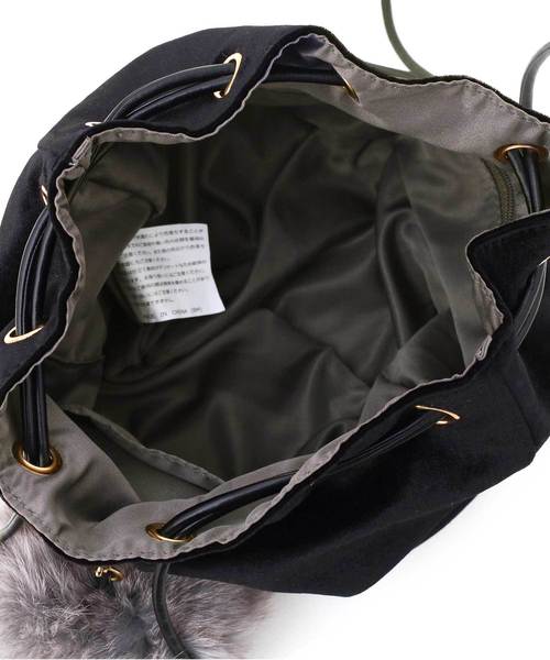 Luz Llena（ラズレナ）の「ボリュームファーチャーム付き巾着バッグ（ショルダーバッグ・レディース・アイボリー/ブラック・ﾌﾘ-）」の10枚目の写真