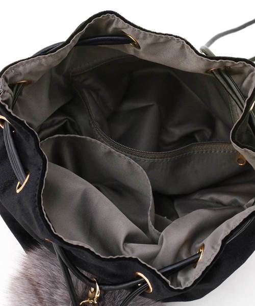 Luz Llena（ラズレナ）の「ボリュームファーチャーム付き巾着バッグ（ショルダーバッグ・レディース・アイボリー/ブラック・ﾌﾘ-）」の4枚目の写真