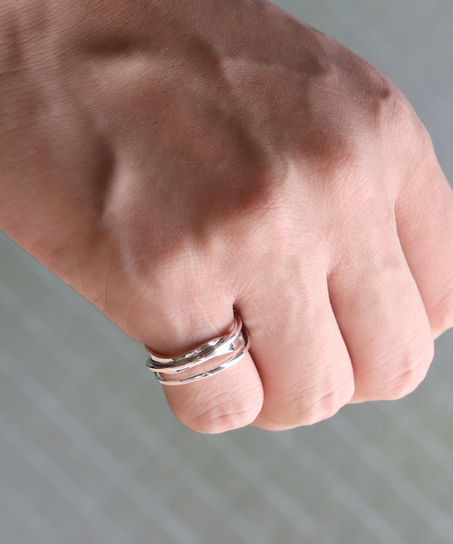 YArKA（ヤーカ）の「【YArKA/ヤーカ】silver925 asymmetry wave ring[ueb] /アシンメトリーリング シルバー925（リング・メンズ・シルバー/ゴールド・#15/#13/#11/#9/#19/#17/#7/#21）」の2枚目の写真