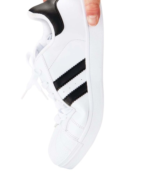 GeeRA（ジーラ）の「２ラインデザインスニーカー（スニーカー・レディース・ブラック×ホワイト/ホワイト×ブラック/ホワイト×レッド・22.5cm/23cm/24.5cm/24cm/23.5cm）」の8枚目の写真