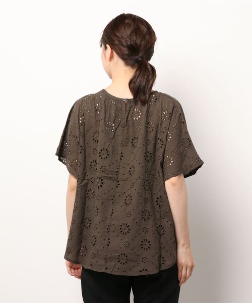 Samansa Mos2(サマンサ モスモス)の「オーバーレースTブラウス(シャツ/ブラウス・レディース・ブラック/ダークブラウン/パープル/オフホワイト/グリーン/マスタード・フリ-)」の7枚目の写真