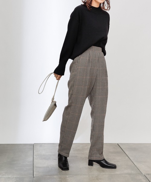 COLONY 2139（コロニートゥーワンスリーナイン）の「TR先染センタープレステーパードパンツ(セットアップ可)（その他パンツ・レディース・ブラウン/グレー・MEDIUM/LARGE）」の2枚目の写真