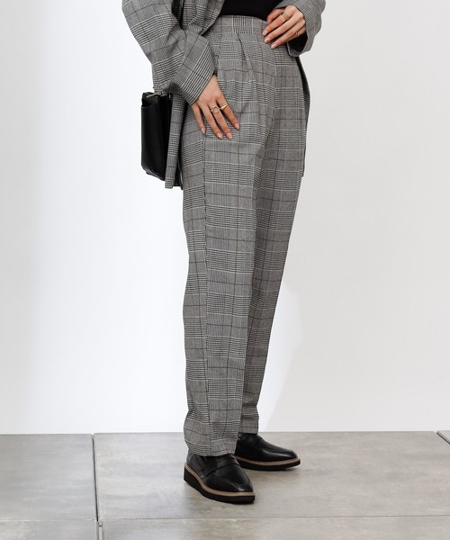 COLONY 2139（コロニートゥーワンスリーナイン）の「TR先染センタープレステーパードパンツ(セットアップ可)（その他パンツ・レディース・ブラウン/グレー・MEDIUM/LARGE）」の19枚目の写真
