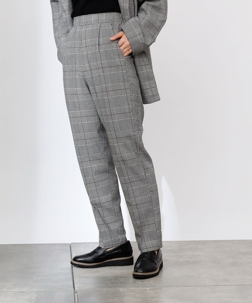 COLONY 2139（コロニートゥーワンスリーナイン）の「TR先染センタープレステーパードパンツ(セットアップ可)（その他パンツ・レディース・ブラウン/グレー・MEDIUM/LARGE）」の9枚目の写真