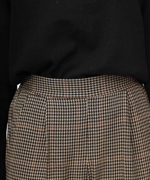 COLONY 2139（コロニートゥーワンスリーナイン）の「TR先染センタープレステーパードパンツ(セットアップ可)（その他パンツ・レディース・ブラウン/グレー・MEDIUM/LARGE）」の5枚目の写真