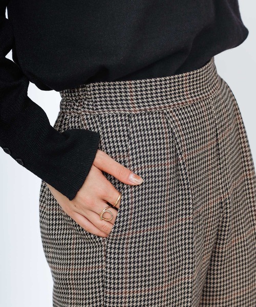 COLONY 2139（コロニートゥーワンスリーナイン）の「TR先染センタープレステーパードパンツ(セットアップ可)（その他パンツ・レディース・ブラウン/グレー・MEDIUM/LARGE）」の3枚目の写真