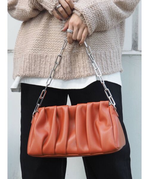 EVRIS（エヴリス）の「タックチェーンショルダーバッグ（ショルダーバッグ・レディース・ブラック/オレンジ/グリーン・FREE）」の3枚目の写真