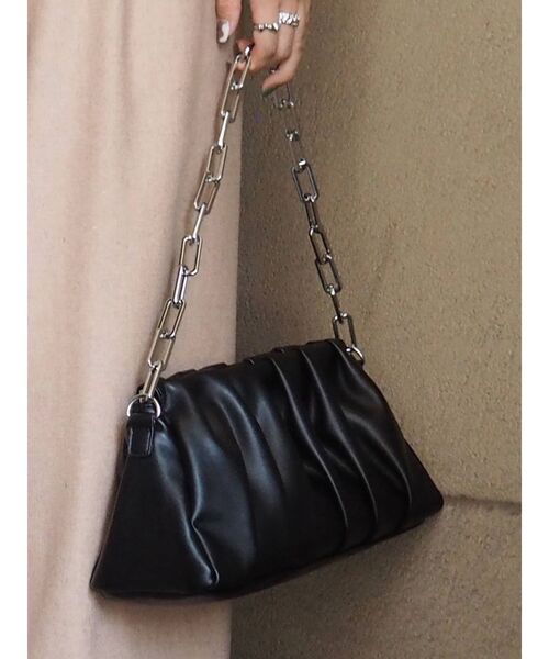 EVRIS（エヴリス）の「タックチェーンショルダーバッグ（ショルダーバッグ・レディース・ブラック/オレンジ/グリーン・FREE）」の2枚目の写真