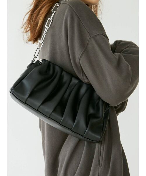 EVRIS（エヴリス）の「タックチェーンショルダーバッグ（ショルダーバッグ・レディース・ブラック/オレンジ/グリーン・FREE）」の4枚目の写真