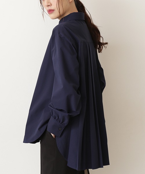 NATURAL BEAUTY BASIC（ナチュラルビューティーベーシック）の「バックプリーツチュニック（シャツ/ブラウス・レディース・ネイビー/オフホワイト・SMALL/MEDIUM）」の2枚目の写真