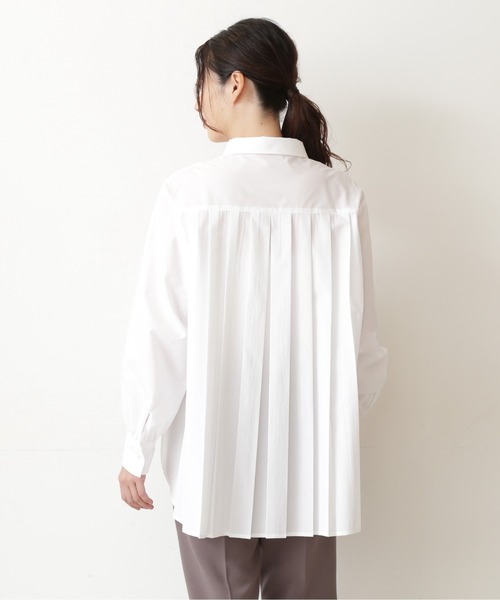 NATURAL BEAUTY BASIC（ナチュラルビューティーベーシック）の「バックプリーツチュニック（シャツ/ブラウス・レディース・ネイビー/オフホワイト・SMALL/MEDIUM）」の6枚目の写真