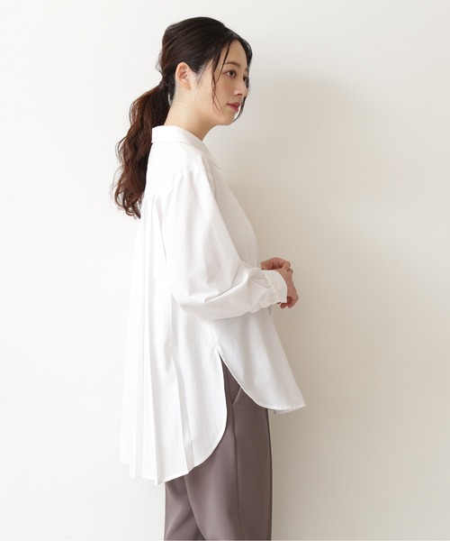 NATURAL BEAUTY BASIC（ナチュラルビューティーベーシック）の「バックプリーツチュニック（シャツ/ブラウス・レディース・ネイビー/オフホワイト・SMALL/MEDIUM）」の7枚目の写真