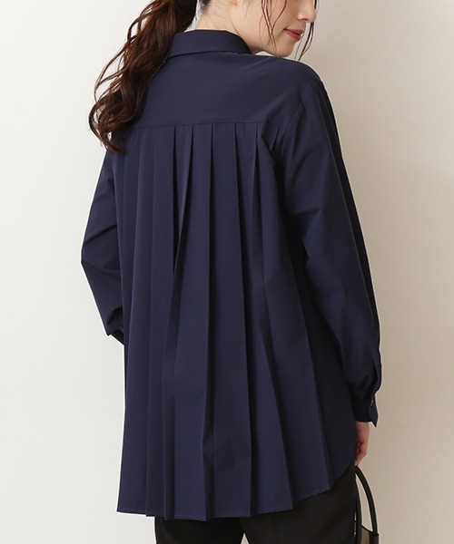 NATURAL BEAUTY BASIC（ナチュラルビューティーベーシック）の「バックプリーツチュニック（シャツ/ブラウス・レディース・ネイビー/オフホワイト・SMALL/MEDIUM）」の16枚目の写真