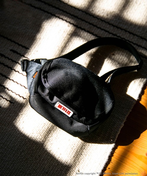 BEAMS(ビームス)の「Netflix × BEAMS / Body Bag(ボディバッグ/ウエストポーチ・メンズ・ブラック・FREE)」の1枚目の写真
