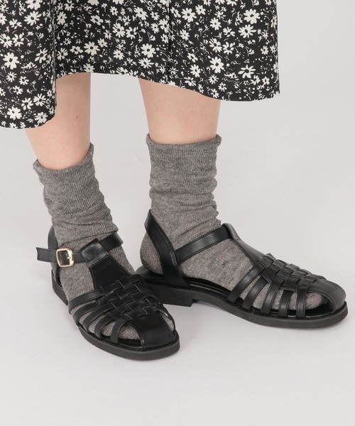 studio CLIP（スタディオクリップ）の「さっと履けるグルカサンダル（サンダル・レディース・ホワイト/ブラック・MEDIUM/LARGE）」の2枚目の写真