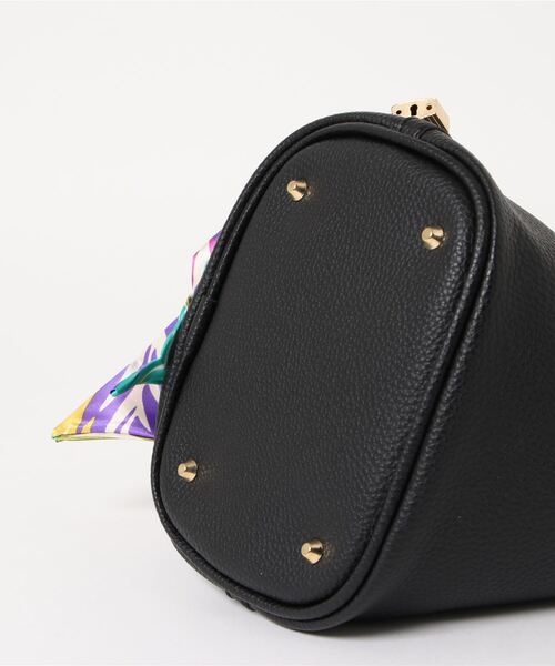 RiNc （リンク）の「【 NOLITA / ノリータ 】軽くて 疲れない おしゃれな キューブ型 カデナ付き ハンドバッグ ミニトートバッグ（ハンドバッグ・レディース・グレイッシュベージュ/ホワイト/ブラック・FREE）」の9枚目の写真