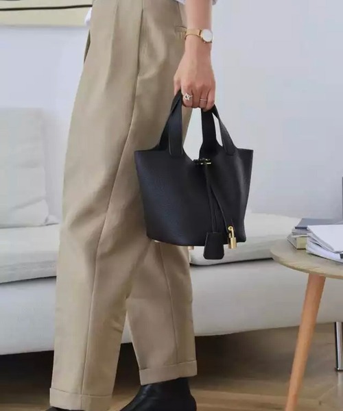 RiNc （リンク）の「【 NOLITA / ノリータ 】軽くて 疲れない おしゃれな キューブ型 カデナ付き ハンドバッグ ミニトートバッグ（ハンドバッグ・レディース・グレイッシュベージュ/ホワイト/ブラック・FREE）」の5枚目の写真