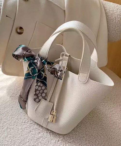 RiNc （リンク）の「【 NOLITA / ノリータ 】軽くて 疲れない おしゃれな キューブ型 カデナ付き ハンドバッグ ミニトートバッグ（ハンドバッグ・レディース・グレイッシュベージュ/ホワイト/ブラック・FREE）」の6枚目の写真