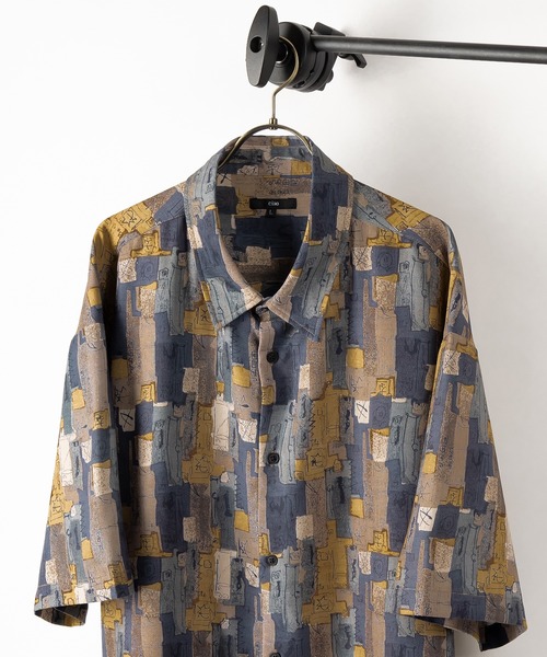 SlashDate（スラッシュデイト）の「総柄プリントドレープシャツ/レトロ/古着風/オーバーサイズシャツ/とろみシャツ（シャツ/ブラウス・メンズ・ホワイト/チャコールグレー/ブラック/ベージュ/ネイビー/ブラウン/ブルー/ブラック系その他/ブラウン系その他/ブラック系その他2/ブラック系その他3/ブラウン系その他3/ブラウン系その他2・M/L）」の11枚目の写真
