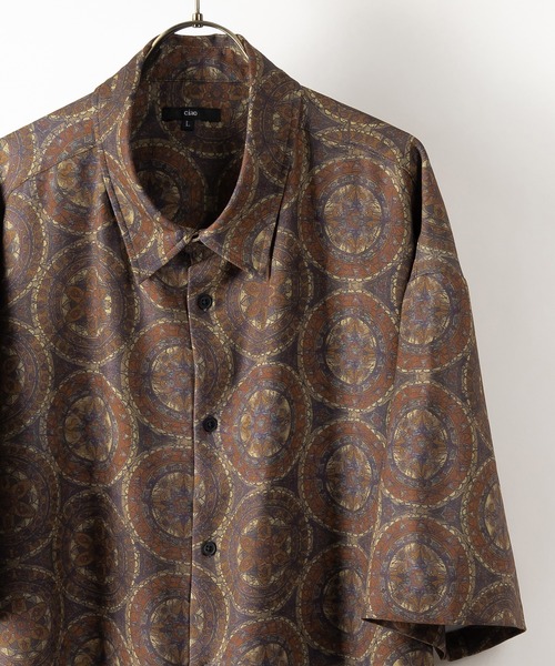 SlashDate（スラッシュデイト）の「総柄プリントドレープシャツ/レトロ/古着風/オーバーサイズシャツ/とろみシャツ（シャツ/ブラウス・メンズ・ホワイト/チャコールグレー/ブラック/ベージュ/ネイビー/ブラウン/ブルー/ブラック系その他/ブラウン系その他/ブラック系その他2/ブラック系その他3/ブラウン系その他3/ブラウン系その他2・M/L）」の8枚目の写真