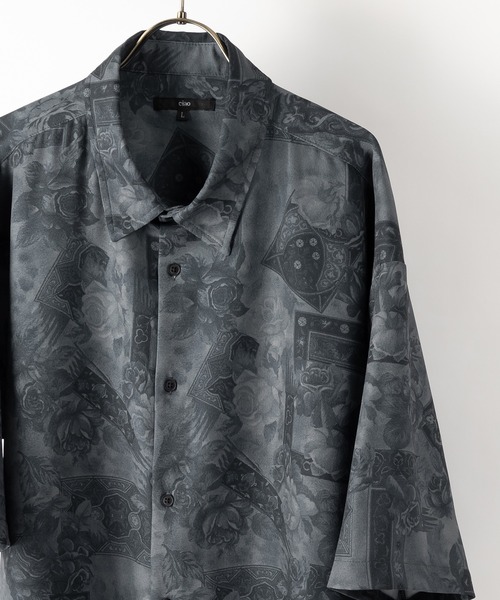 SlashDate（スラッシュデイト）の「総柄プリントドレープシャツ/レトロ/古着風/オーバーサイズシャツ/とろみシャツ（シャツ/ブラウス・メンズ・ホワイト/チャコールグレー/ブラック/ベージュ/ネイビー/ブラウン/ブルー/ブラック系その他/ブラウン系その他/ブラック系その他2/ブラック系その他3/ブラウン系その他3/ブラウン系その他2・M/L）」の6枚目の写真