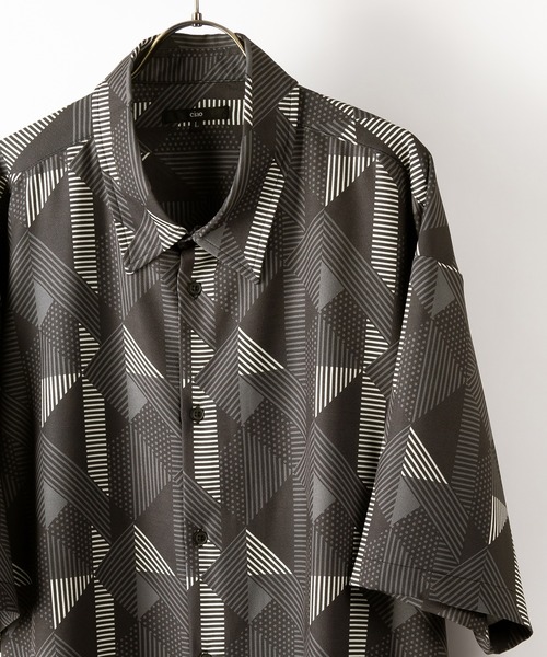 SlashDate（スラッシュデイト）の「総柄プリントドレープシャツ/レトロ/古着風/オーバーサイズシャツ/とろみシャツ（シャツ/ブラウス・メンズ・ホワイト/チャコールグレー/ブラック/ベージュ/ネイビー/ブラウン/ブルー/ブラック系その他/ブラウン系その他/ブラック系その他2/ブラック系その他3/ブラウン系その他3/ブラウン系その他2・M/L）」の4枚目の写真