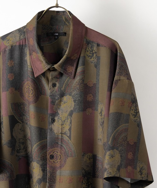 SlashDate（スラッシュデイト）の「総柄プリントドレープシャツ/レトロ/古着風/オーバーサイズシャツ/とろみシャツ（シャツ/ブラウス・メンズ・ホワイト/チャコールグレー/ブラック/ベージュ/ネイビー/ブラウン/ブルー/ブラック系その他/ブラウン系その他/ブラック系その他2/ブラック系その他3/ブラウン系その他3/ブラウン系その他2・M/L）」の9枚目の写真