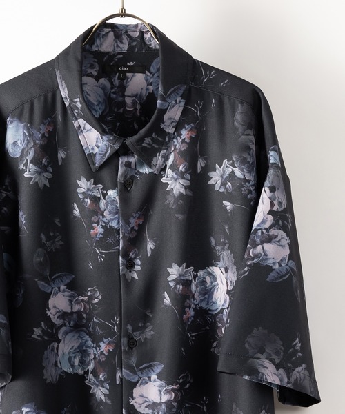 SlashDate（スラッシュデイト）の「総柄プリントドレープシャツ/レトロ/古着風/オーバーサイズシャツ/とろみシャツ（シャツ/ブラウス・メンズ・ホワイト/チャコールグレー/ブラック/ベージュ/ネイビー/ブラウン/ブルー/ブラック系その他/ブラウン系その他/ブラック系その他2/ブラック系その他3/ブラウン系その他3/ブラウン系その他2・M/L）」の2枚目の写真