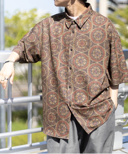 SlashDate（スラッシュデイト）の「総柄プリントドレープシャツ/レトロ/古着風/オーバーサイズシャツ/とろみシャツ（シャツ/ブラウス・メンズ・ホワイト/チャコールグレー/ブラック/ベージュ/ネイビー/ブラウン/ブルー/ブラック系その他/ブラウン系その他/ブラック系その他2/ブラック系その他3/ブラウン系その他3/ブラウン系その他2・M/L）」の21枚目の写真