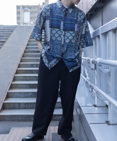 SlashDate（スラッシュデイト）の「総柄プリントドレープシャツ/レトロ/古着風/オーバーサイズシャツ/とろみシャツ（シャツ/ブラウス・メンズ・ホワイト/チャコールグレー/ブラック/ベージュ/ネイビー/ブラウン/ブルー/ブラック系その他/ブラウン系その他/ブラック系その他2/ブラック系その他3/ブラウン系その他3/ブラウン系その他2・M/L）」の16枚目の写真