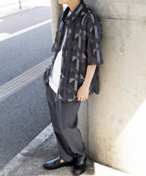 SlashDate（スラッシュデイト）の「総柄プリントドレープシャツ/レトロ/古着風/オーバーサイズシャツ/とろみシャツ（シャツ/ブラウス・メンズ・ホワイト/チャコールグレー/ブラック/ベージュ/ネイビー/ブラウン/ブルー/ブラック系その他/ブラウン系その他/ブラック系その他2/ブラック系その他3/ブラウン系その他3/ブラウン系その他2・M/L）」の14枚目の写真