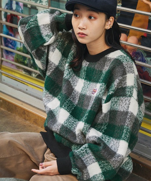 CONVERSE(コンバース)の「【CONVERSE/コンバース】クラーク志織 ワンポイントワッペン ジャガーチェックオーバーサイズスウェット(スウェット・メンズ・ライトグレー/ライトグリーン/イエロー/ダークグリーン/キャメル/グリーン・L/M)」の4枚目の写真