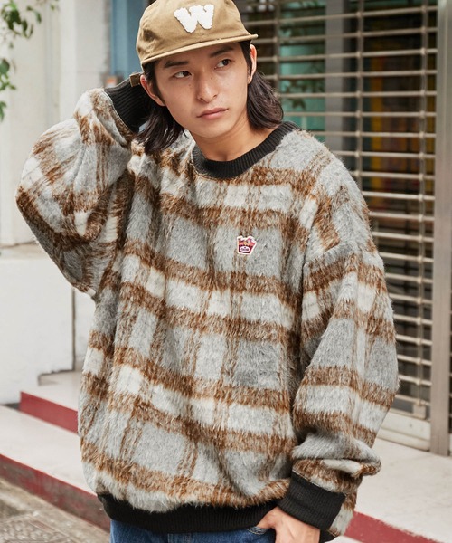 CONVERSE(コンバース)の「【CONVERSE/コンバース】クラーク志織 ワンポイントワッペン ジャガーチェックオーバーサイズスウェット(スウェット・メンズ・ライトグレー/ライトグリーン/イエロー/ダークグリーン/キャメル/グリーン・L/M)」の2枚目の写真