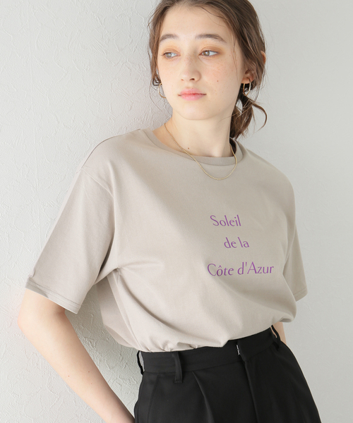 La TOTALITE（ラトータリテ）の「レタリングフロッキープリントTシャツ（Tシャツ/カットソー・レディース・ベージュ/ホワイト/チャコールグレー・FREE）」の3枚目の写真